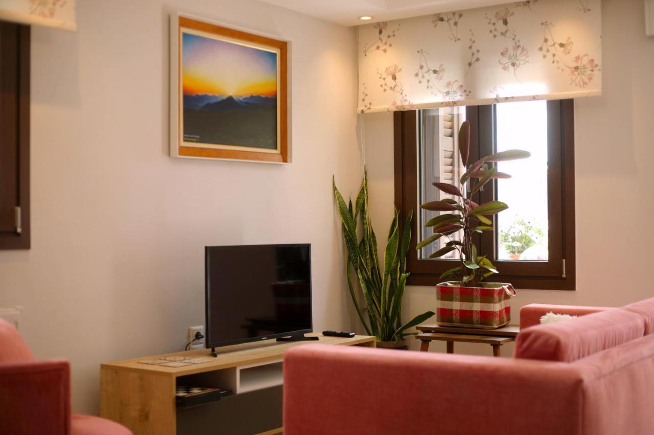 Το Σπίτι Της Ευτυχίας Σουίτα Apartment Karpenisi Bagian luar foto