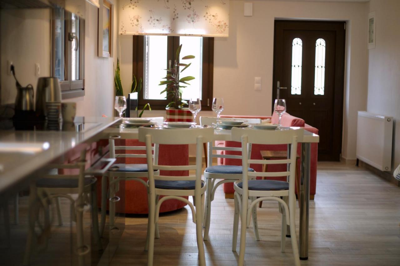 Το Σπίτι Της Ευτυχίας Σουίτα Apartment Karpenisi Bagian luar foto